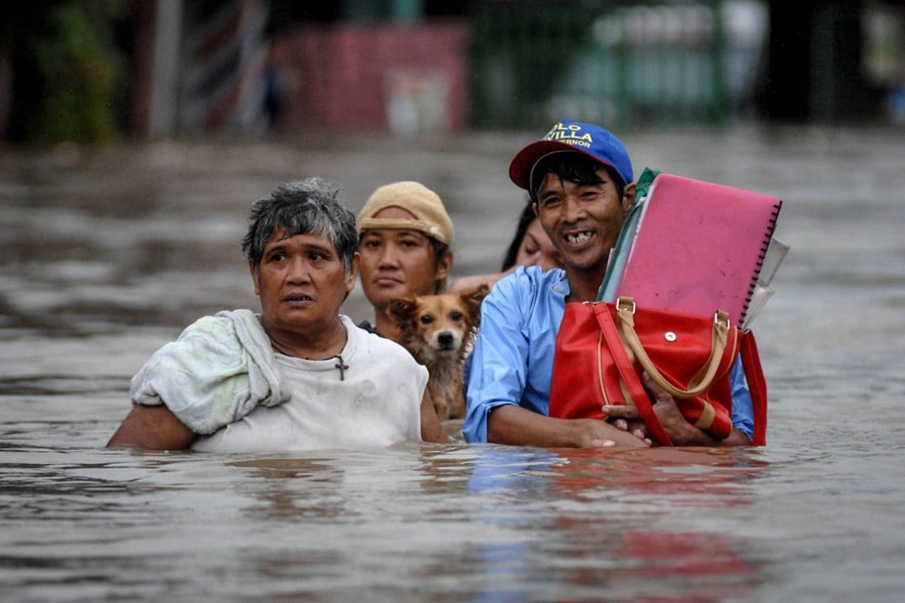 dog_and_family_in_the_philippines_in_flood