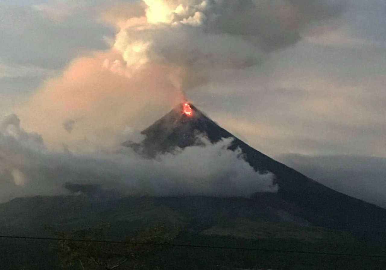 mount_mayon_volcano_erupting_in_the_philippines