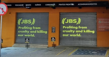 On the annual meeting of shareholders of JBS in Brazil World Animal Protection Brazil put up projections through out the streets of Sao Paulo, the biggest city in Brazil and one of the biggest cities in the world, to show how JBS causes animal suffering and contribute towards climate change. The projections were focused on stores that are part of JBS brand so people can connect the products that they are consuming with these important issues. Image credit: Projetemos