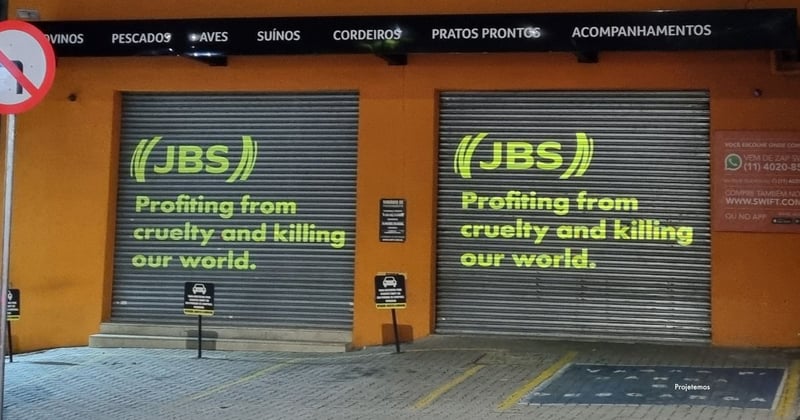 On the annual meeting of shareholders of JBS in Brazil World Animal Protection Brazil put up projections through out the streets of Sao Paulo, the biggest city in Brazil and one of the biggest cities in the world, to show how JBS causes animal suffering and contribute towards climate change. The projections were focused on stores that are part of JBS brand so people can connect the products that they are consuming with these important issues. Image credit: Projetemos