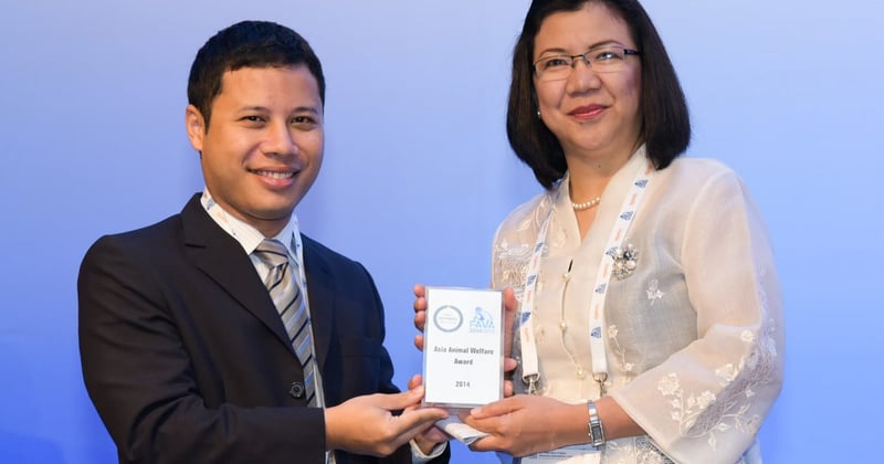 Dr Noraine P. Medina receiving the Animal Welfare Award for Asia